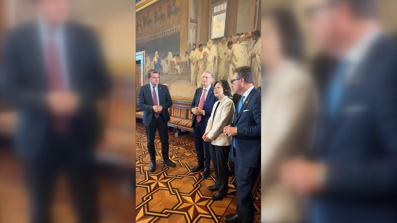 蔡英文訪義大利幕後花絮曝光！　開啟「餵食模式」　分送披薩、冰淇淋