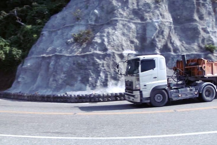 直擊蘇花亂象！客運、砂石車逆向超車