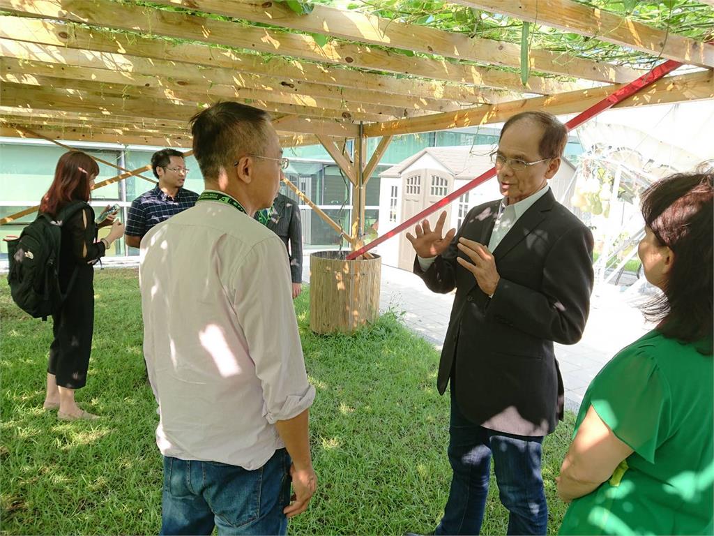 游錫堃訪民視林口總部 走進「幸福花園」讚聲連連