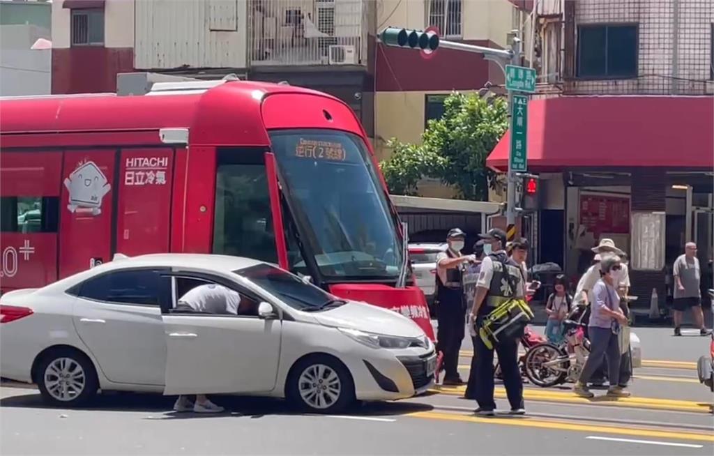 快新聞／疑轎車違規闖軌道　高雄輕軌列車閃避不及擦撞畫面曝