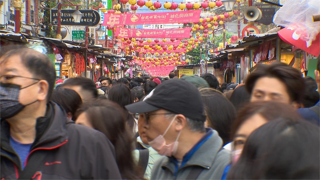 春節最後週末搶買年貨！　台北迪化街湧現大批人潮