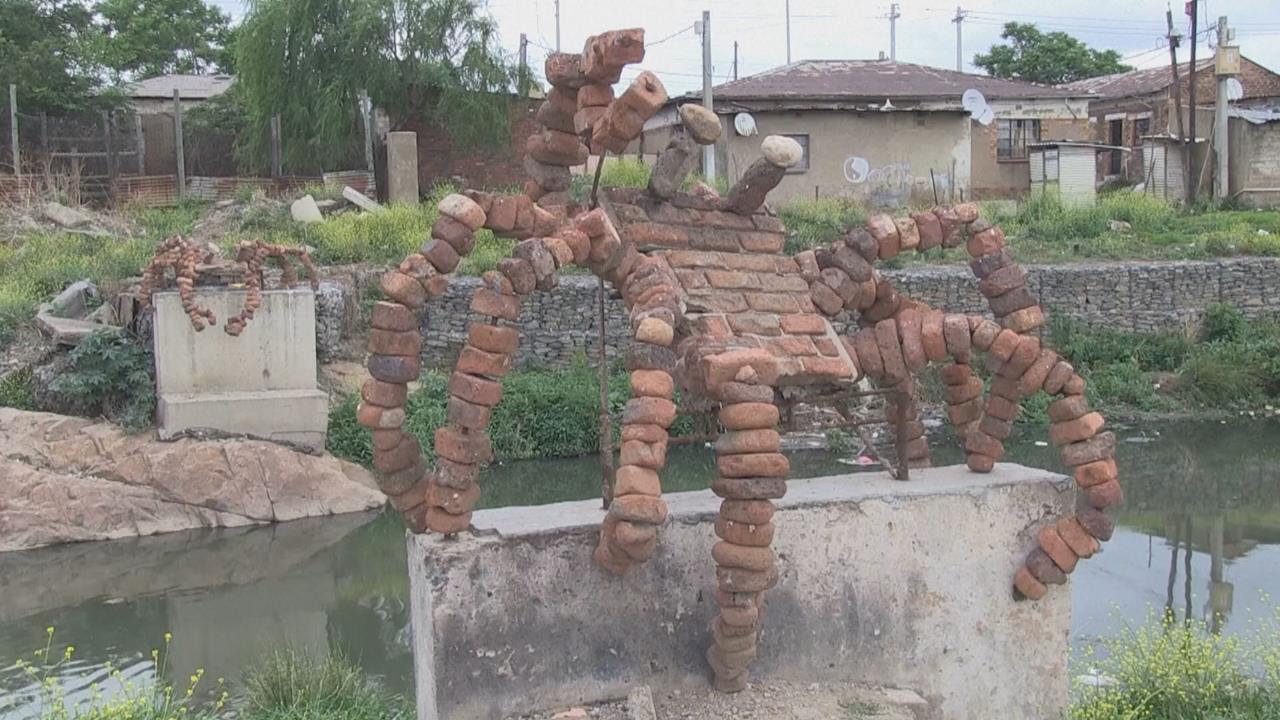 南非河川嚴重垃圾污染! 藝術家把「廢棄物打造成雕塑」