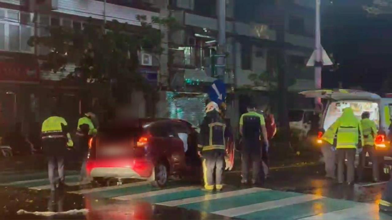 快新聞/基隆清晨驚魂!車子撞上分隔島 車頭凹陷、氣囊彈出