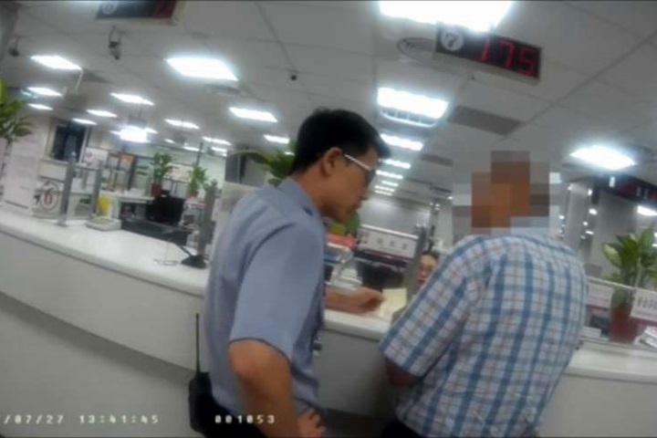 假檢警電話詐騙 80歲老翁300多萬險遭騙