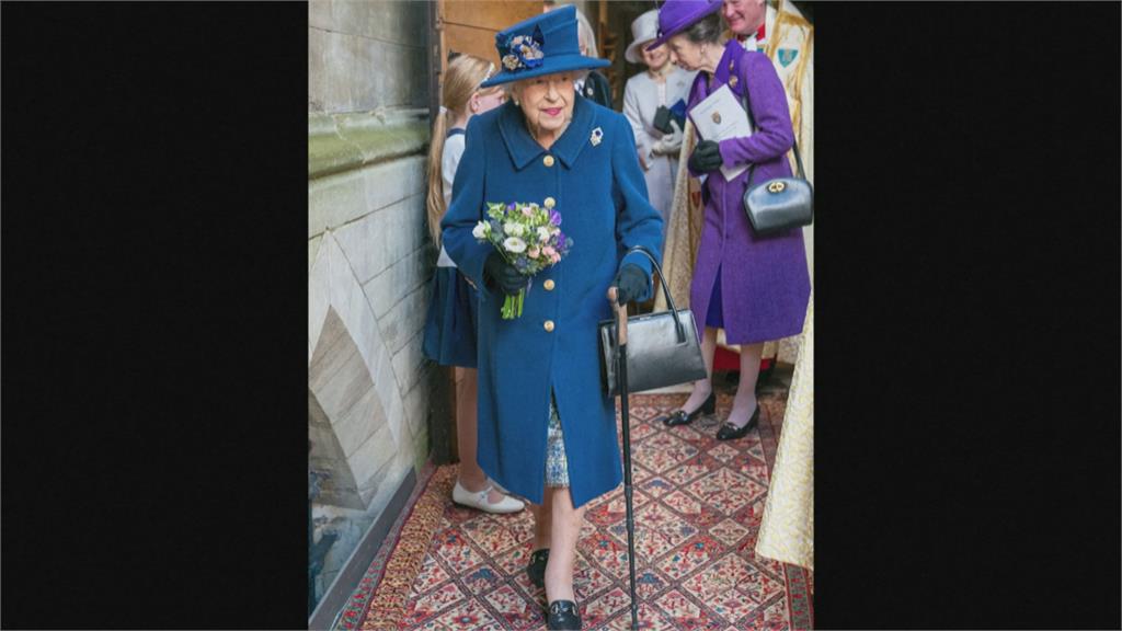 罕見公開「使用手杖」　英女王參加皇家軍團100週年儀式引關注