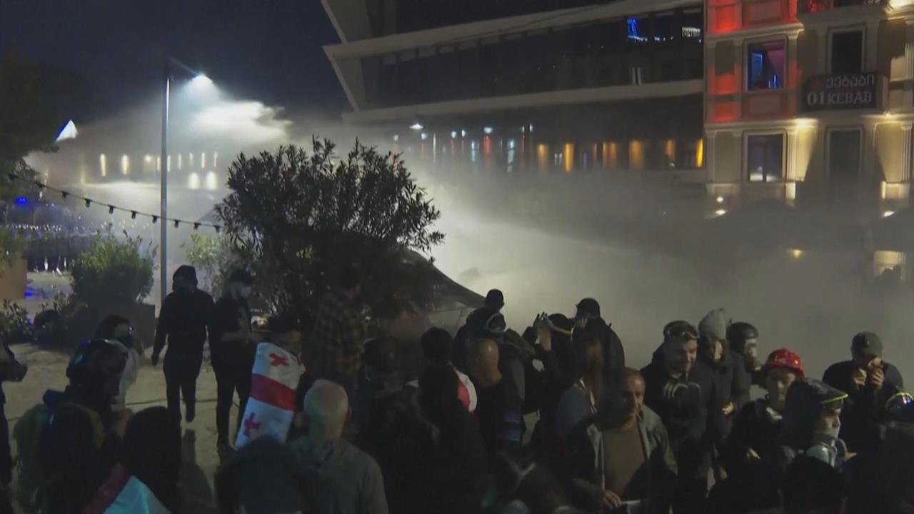 喬治亞選後爆警民衝突　群眾闖總統府抗議　警方水砲、催淚彈齊發