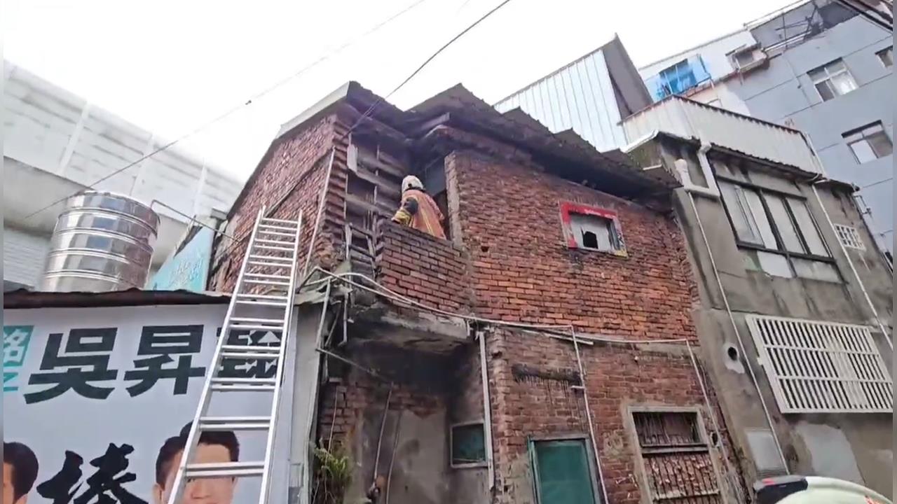 快新聞/土城磚房倒塌!男子一度遭活埋 順利獲救送醫