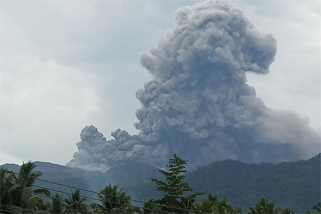 【有片】印尼杜科諾火山噴發釀3死20人失聯含新加坡籍　10公里火山灰柱衝天