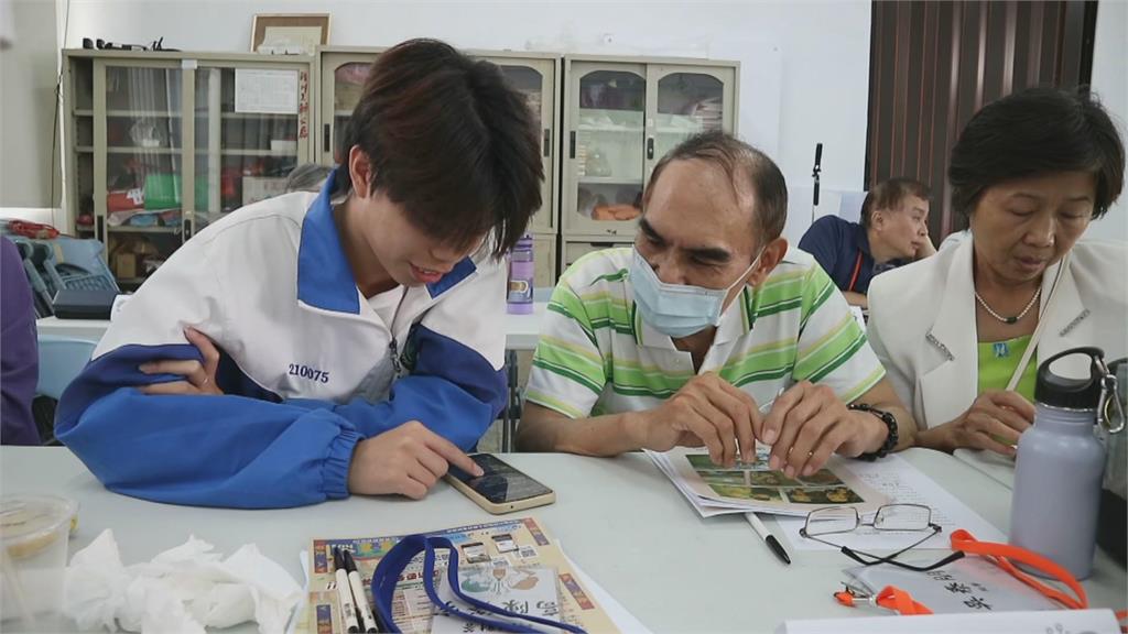 科技非年輕人專利！　開設AI課程帶領長者描繪人生繪本