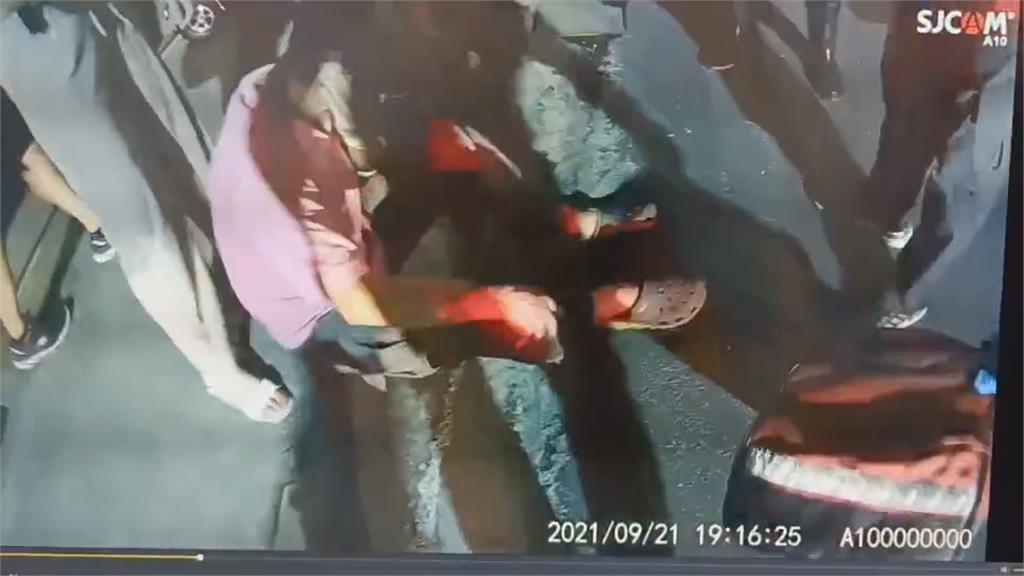 趕倒垃圾 民眾追車跌倒掛彩