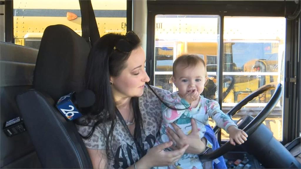 美國新手媽媽當校車司機　雇主允許帶寶寶上班
