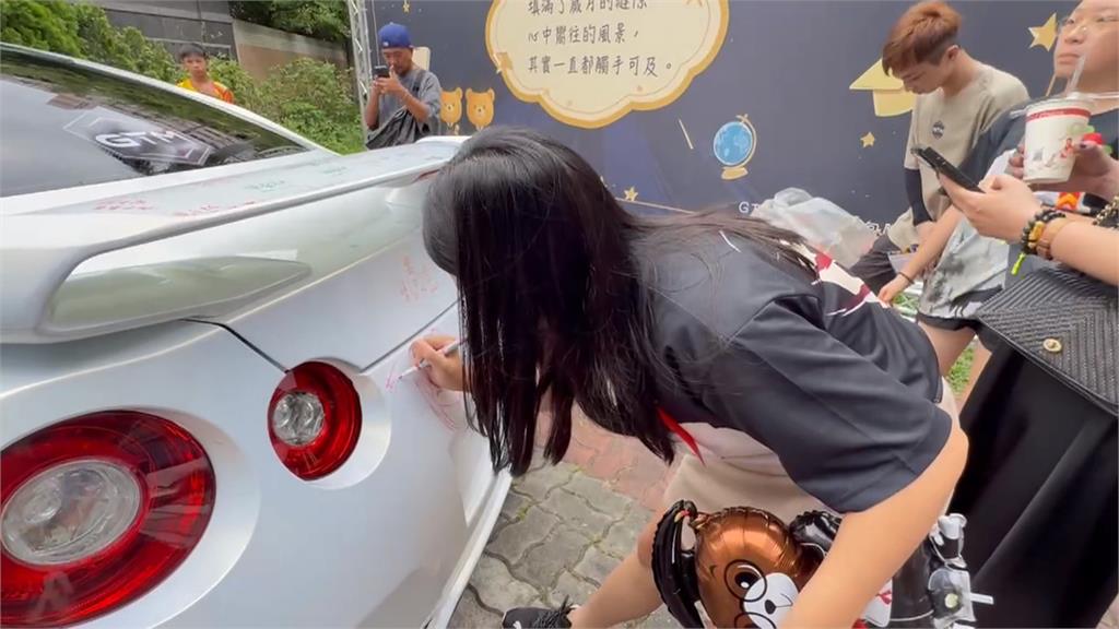 台中上石國小最潮「留言牆」　白色超跑供畢業生簽名留念
