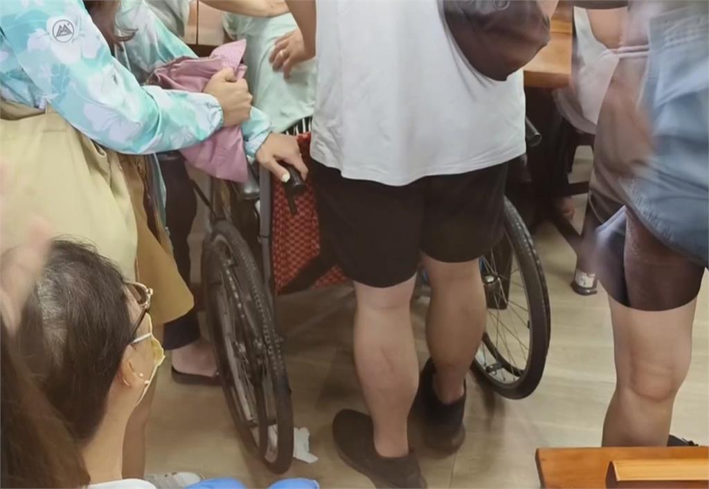 快新聞／勇消陳柏翰火場殉職　母親悲痛哭到癱軟「輪椅代步」