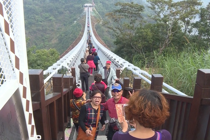 山川琉璃吊橋推「包場」 一小時千元吸引遊客