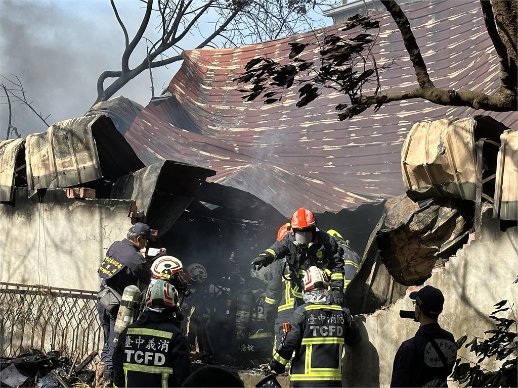 大甲汽車修配廠外空地廢棄物起火　濃煙竄天際無人傷亡