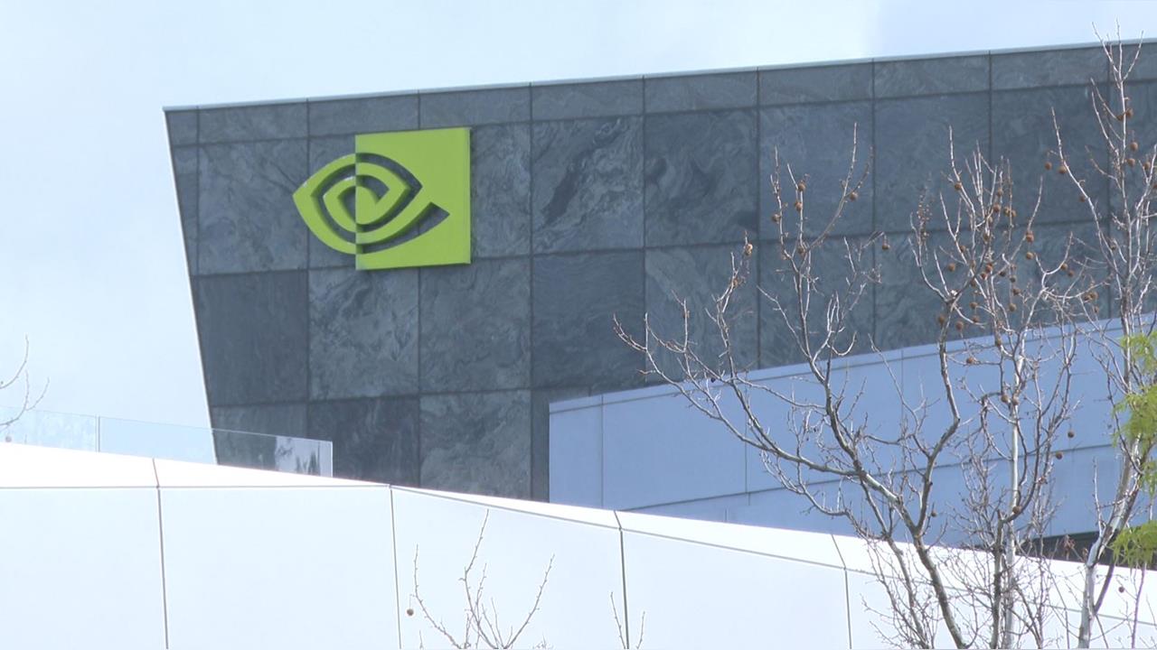 輝達財報亮眼營收大幅攀升　黃仁勳：AI工廠已能獲利