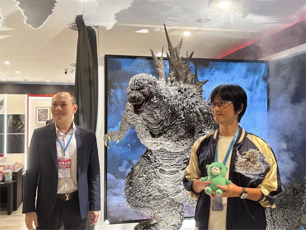 《哥吉拉-1.0》等身雕像點燈！萬獸之王正式降臨信義A11專賣店