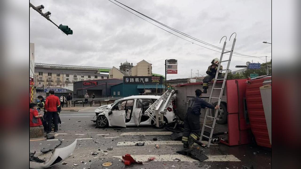 快新聞／桃園蘆竹爆車禍！消防車出勤「側翻橫躺路中央」釀7傷　現場狼藉影像曝光了