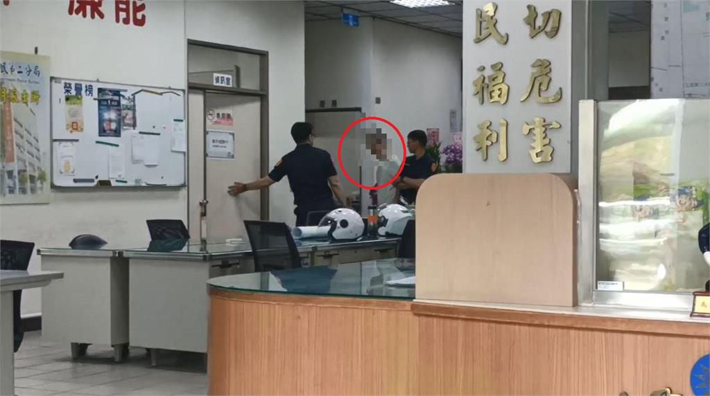 快新聞／妻子驟逝 ！彭振聲高鐵13:05抵左營站　兒子哀戚現身警局