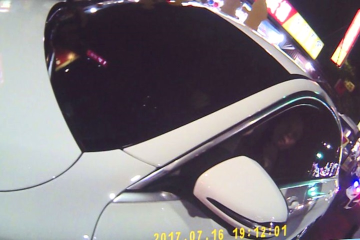 惡劣！違停拒離開 竟還開車撞傷員警？
