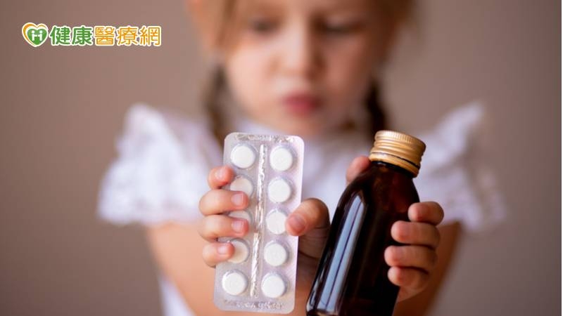 小孩不會吞藥，為何藥不能磨粉？食藥署解答「用藥限制」