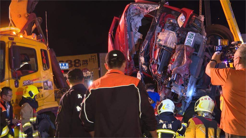 沒聽到鳴笛聲？消防車撞上曳引車釀1死4傷