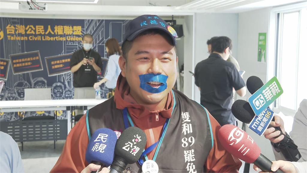 快新聞／COSPLAY賴苡任？罷團志工貼藍膠帶、穿同款外套　原因曝光