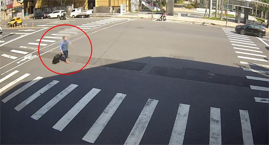 錢包忘在公車上沒拿！　男拖行李狂奔１公里狂追