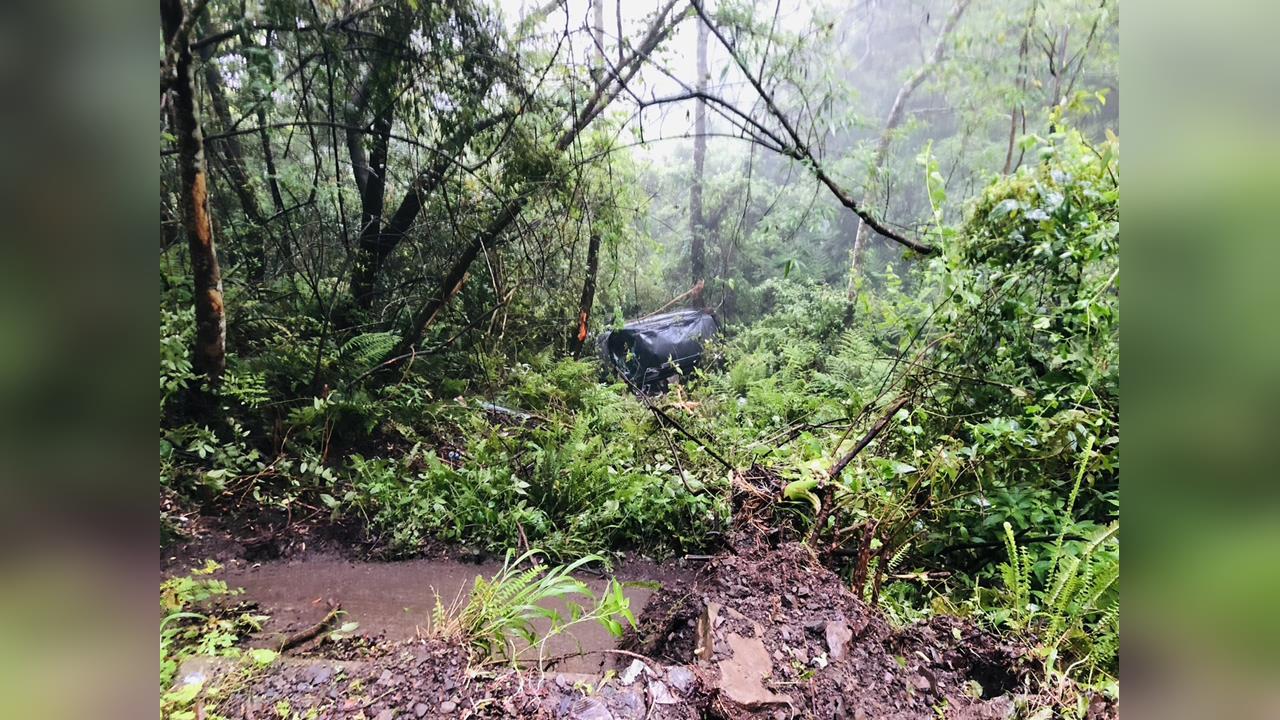 夫妻山區駕車墜谷受困　警鳴笛「聽聲辨位」成功救援