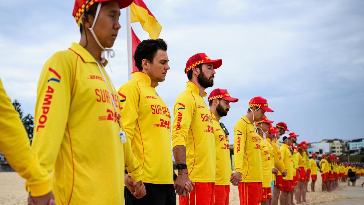 悼念雪梨槍擊案罹難者　澳洲救生員海灘列隊默哀