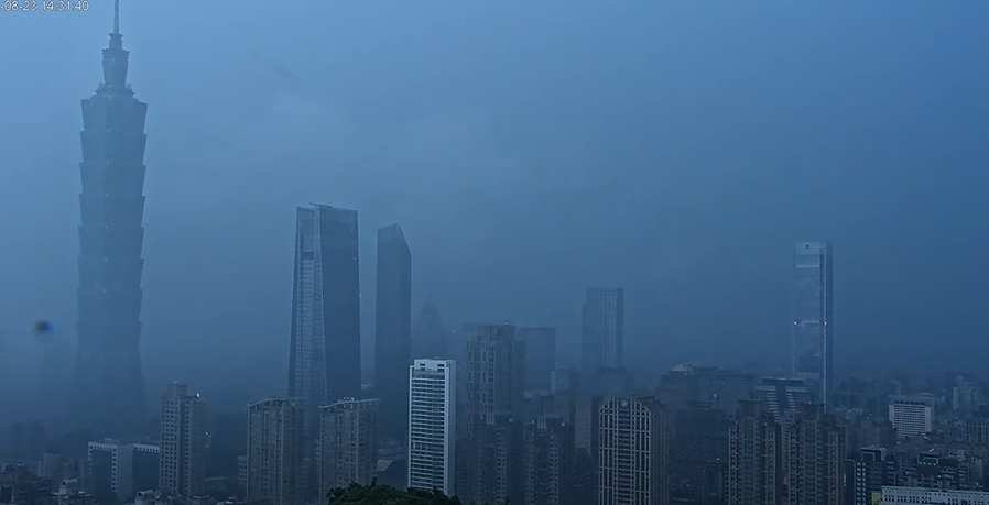 快新聞／打雷聲隆隆！雨彈來襲「台北宛如黑夜」　網驚：雷聲跟爆炸聲一樣大