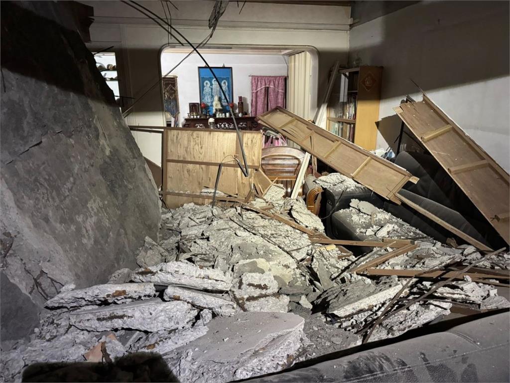 基隆老公寓地震後傳出「異常怪聲」 天花板竟瞬間崩落 住戶急撤離