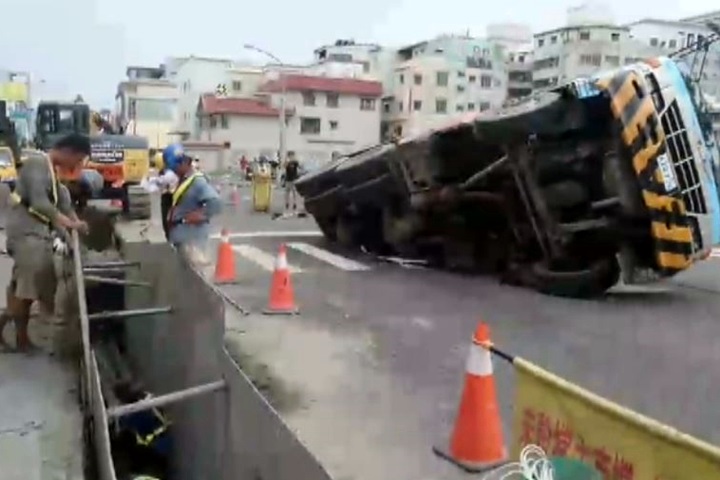 罐漿作業路面塌陷 水泥車側翻陷坑洞