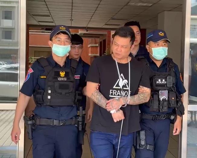 涉虐殺女友棄保潛逃　「76行者」前總召陳修將持槍械被捕
