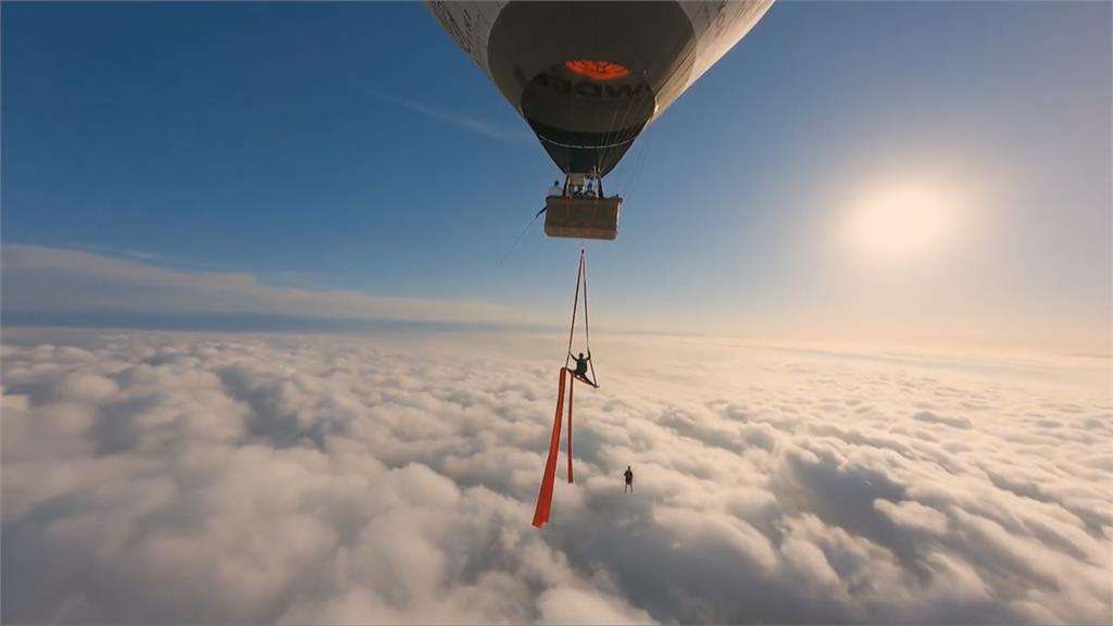 乘熱氣球飛上1090公尺高空沐浴雲海　「<em>空中瑜伽</em>」寫世界紀錄