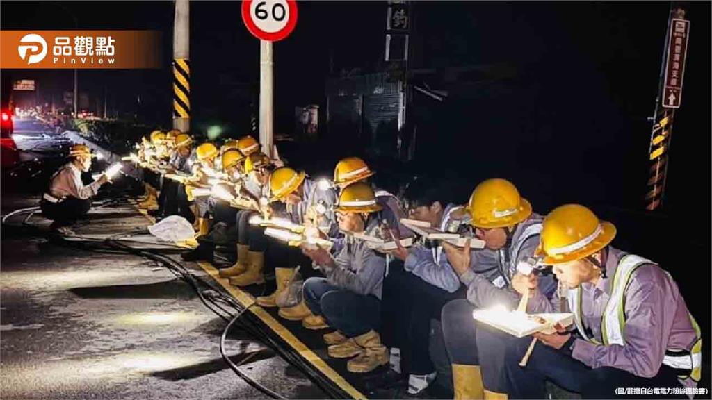 台電人員忙搶修!摸黑坐路邊吃便當 10萬人感動按讚