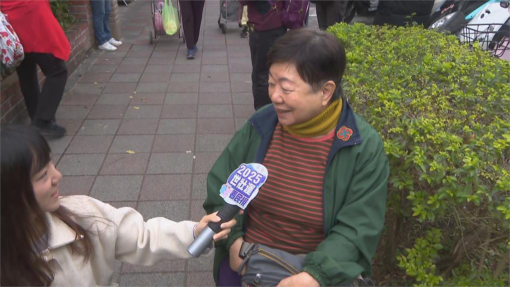 快新聞／腰痛也要來！民眾劍指王鴻薇　簽署第二階段罷免意向書