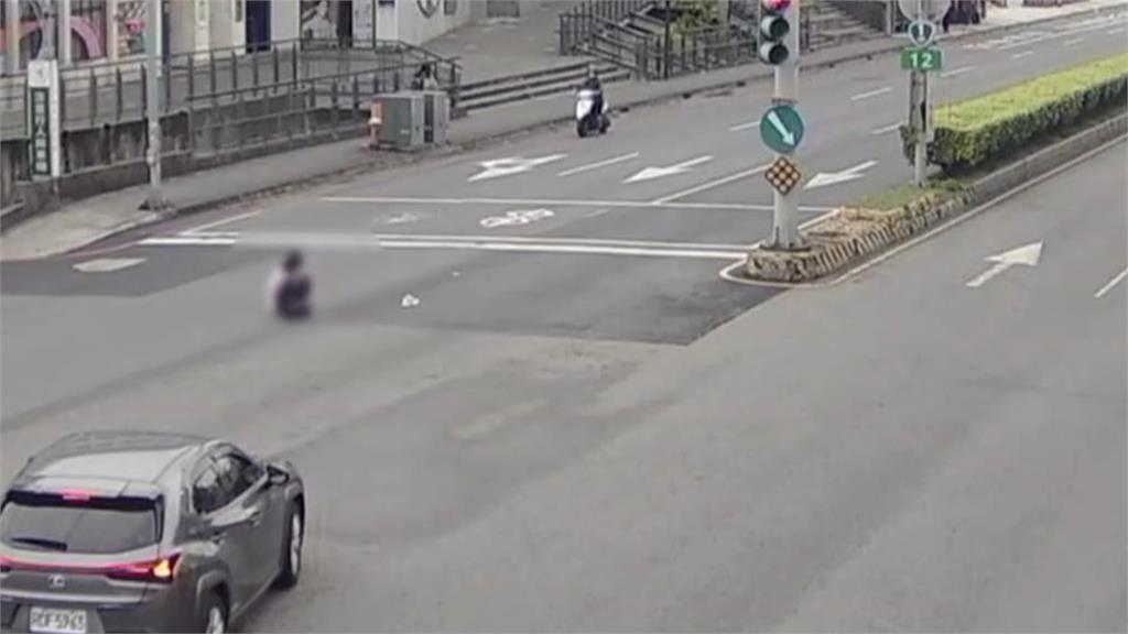 碰！輔大女學生趕上課穿越馬路遭撞　雙腿粉碎性骨折