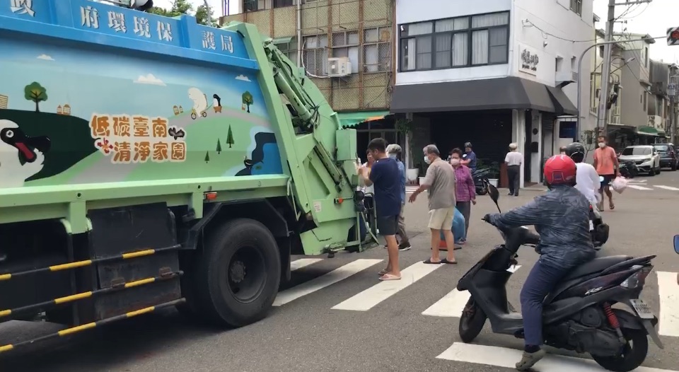 不滿垃圾車不等人　男子拿球棒追打垃圾車被提告