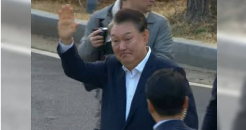 尹錫悅被關52天獲釋首發聲　走下車向支持者鞠躬