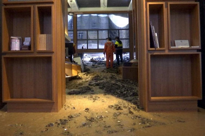 恐怖土石流沖進來 知本飯店一樓成泥流