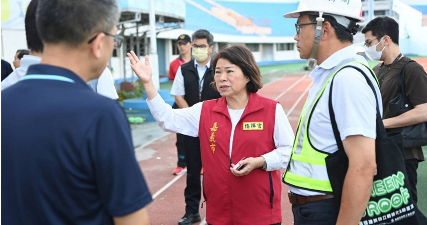 嘉義市長黃敏惠勘災時踩水溝蓋滑倒「安全帽噴飛」　後仰重摔在地幸無大礙