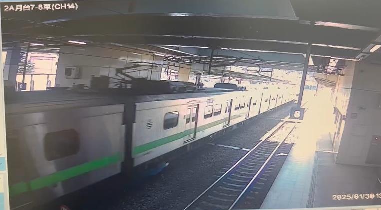 快新聞／差點釀憾事！列車不明噪音與地面磨擦　竟是天燈殘骸卡火車輪