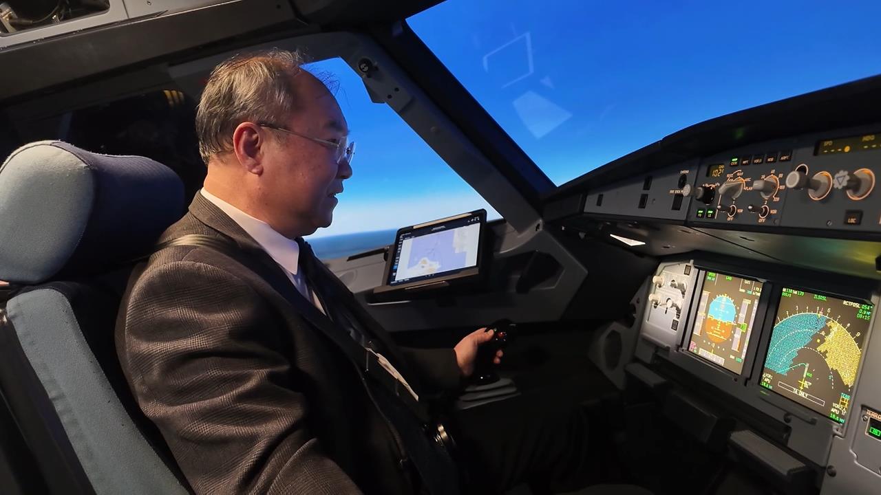 2026華航再加6架A321！　董事長高星潢親駕模擬機仍寶刀未老