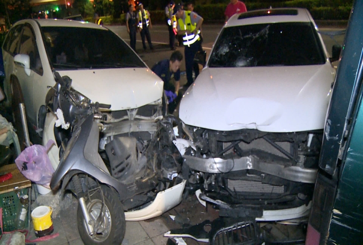 三重死亡車禍 女開車載男友看病撞騎士