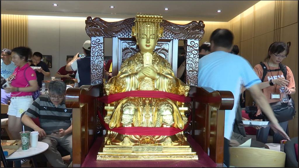 獨家／「媽祖日」仁海宮媽祖進場看棒球　啦啦隊把握機會鑽轎腳