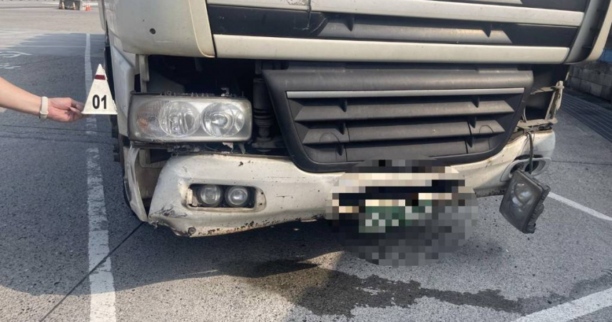 國道驚魂！半聯結車變換車道釀車禍　小客車失控猛撞護欄駕駛命大逃生