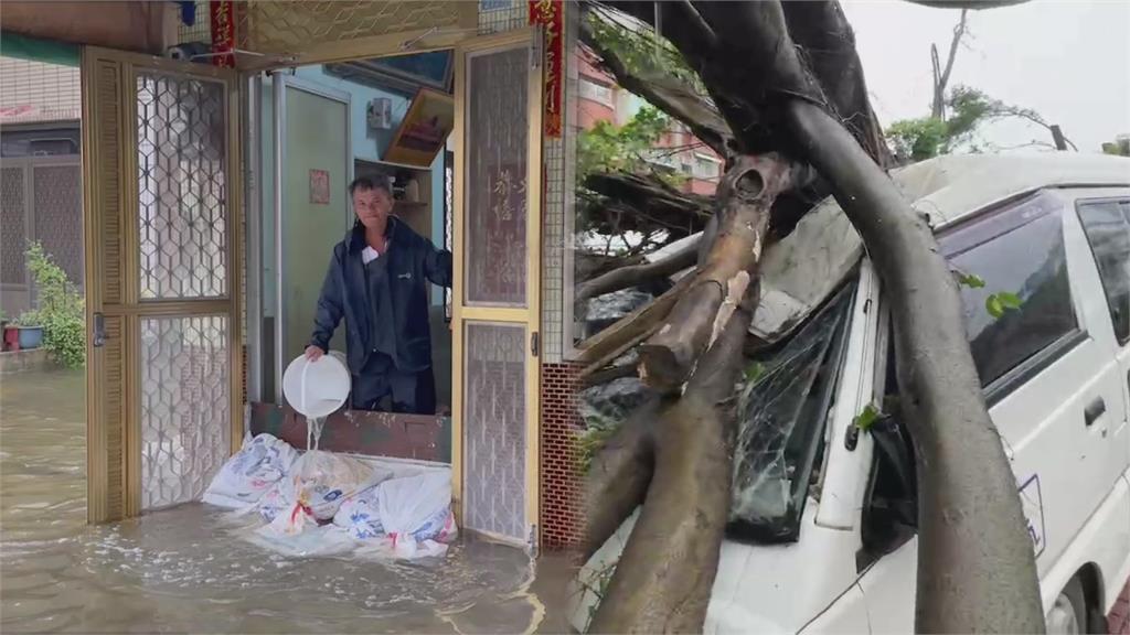 杜蘇芮暴風圈壟罩南台灣　雨彈暴風狂炸各地傳災情