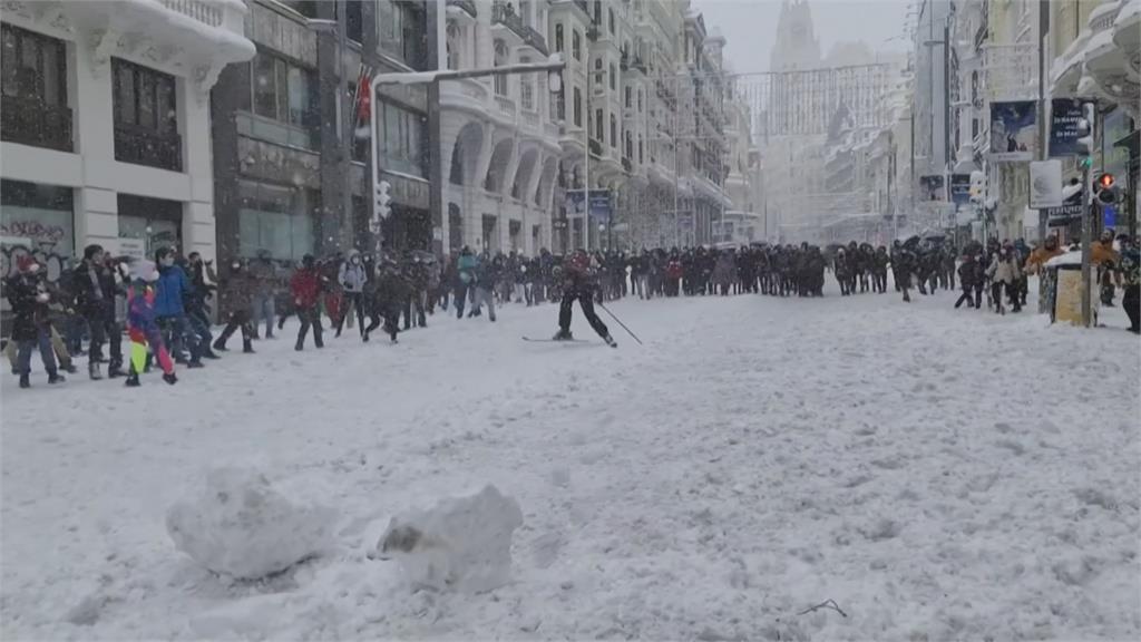 快新聞／暴風雪襲西班牙！ 馬德里陸空交通大混亂 650條道路封鎖、4人死亡