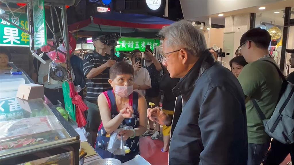 黃仁勳回台必逛愛店！水果阿婆「暖送7字」一票人大讚：台灣精神啦